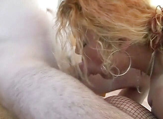 Analiscius: Blonďatá milfka v černých punčochách tvrdě šuká