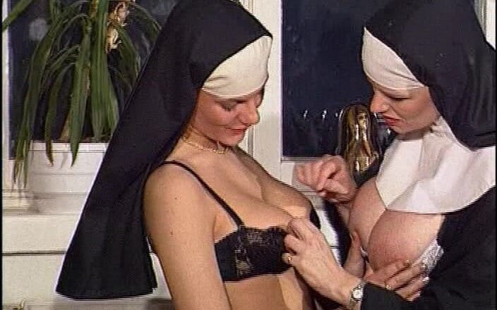 Vintage megastore: Geheime laster lustvoller nonnen kumpeln, streicheln und streicheln eingeölte titten...