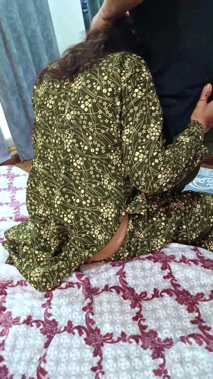 Pathani 420: いたずらなナヒード・カラ・アリゼイのミイラとチャチャ・カシム・チュダイがベッドでセックスしている