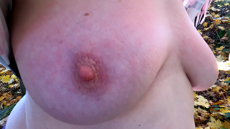 Bouncy Tits Action: Hartes tittenklatschen hinter mittelalterlicher mauer