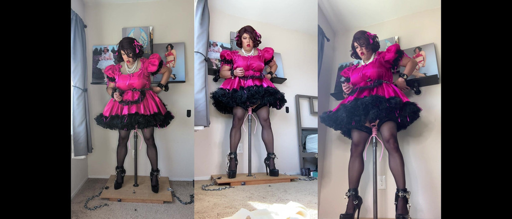 Sissy Candy: Růžová Sissy služka Candy je uzamčena na svém dildo standu...