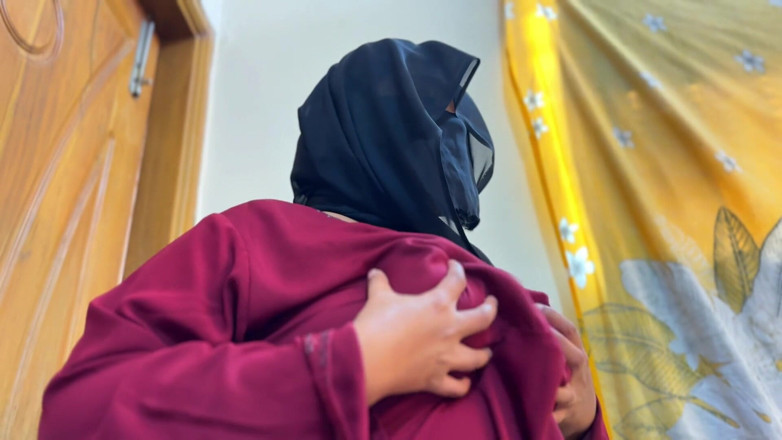 Aria Mia: Krásná sexy macecha otevřete její burqa a ukažte její obrovský...