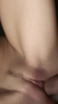 Den heta rakade fittan på denna kåta brunetthora med perfekta bröst är så våt att jag inte kan motstå att knulla henne
