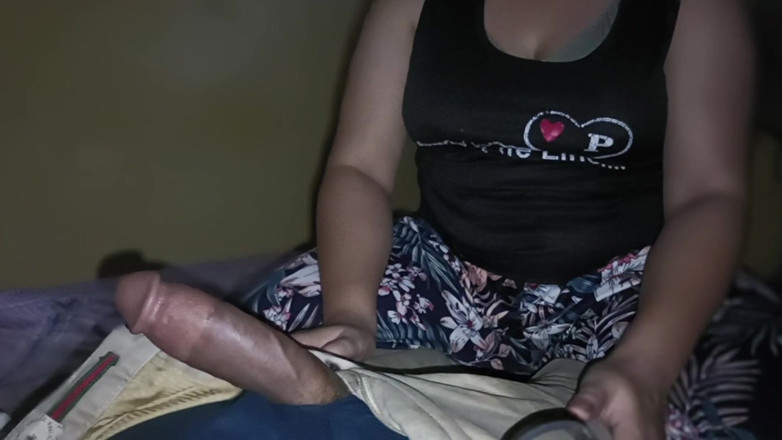 Sexgarl84: 大きな胸のインド系義理の姉妹イスターがチンポをしゃぶり、乳首交渉で射精
