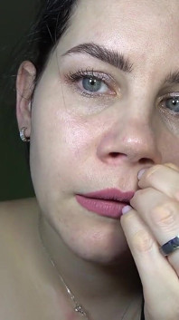 Anna mostra seu nariz e foi amarrada
