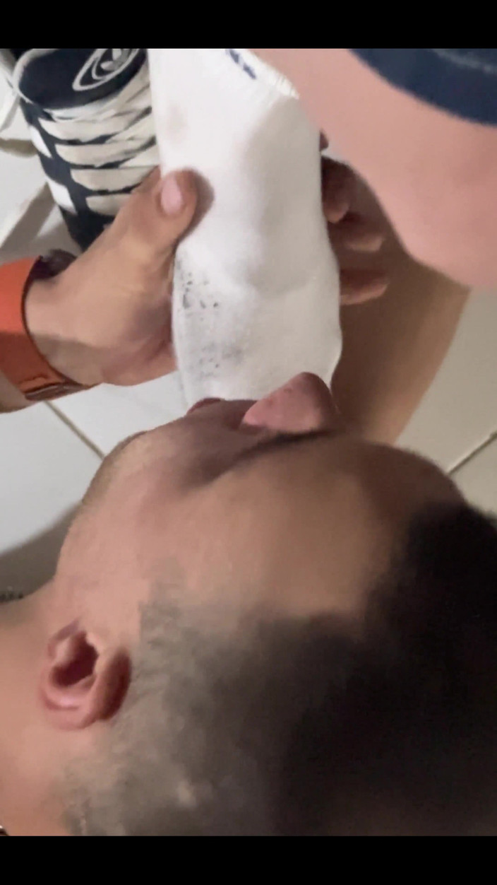 Max_Russell: 这家伙羞辱我，让我用嘴脱掉他的运动鞋和袜子，他还让我舔他的脚