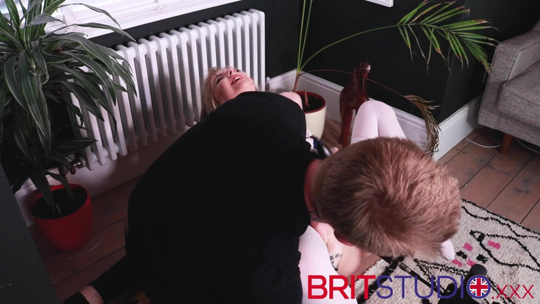 Brit Studio: İngiliz sarışın öğrenci hemşire sikiş makinesiyle sikiliyor