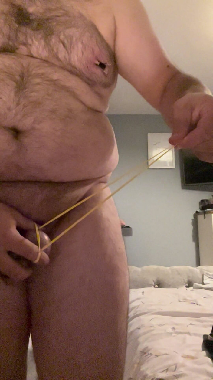 Shaun Cbt: 泳装下的鸡巴和球束缚与乳头夹