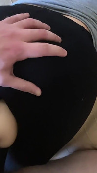 Futai cu jucărie și spermă pe leggins