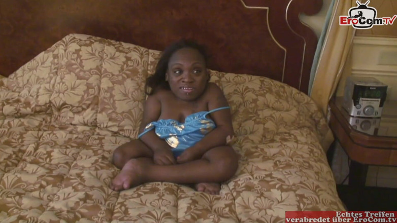 EroCom: Kurcaci ebony ngentot dengan pria kulit putih normal dalam porno...