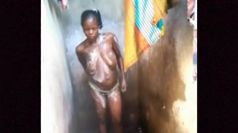 Sex tatie dessi: シャワーで隣人の奥さんをびっくりさせちゃいました