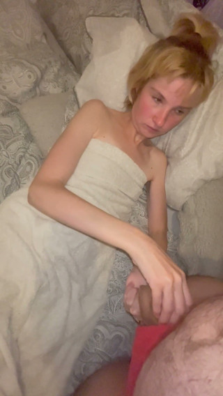 Teamfreeki: Girlfriend gives handjob and blowjob