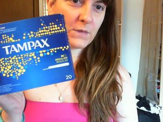 Nicoletta Embassi: Zkouším nějaké savé plenky a Tampax je naplní horkým čůracím videem...