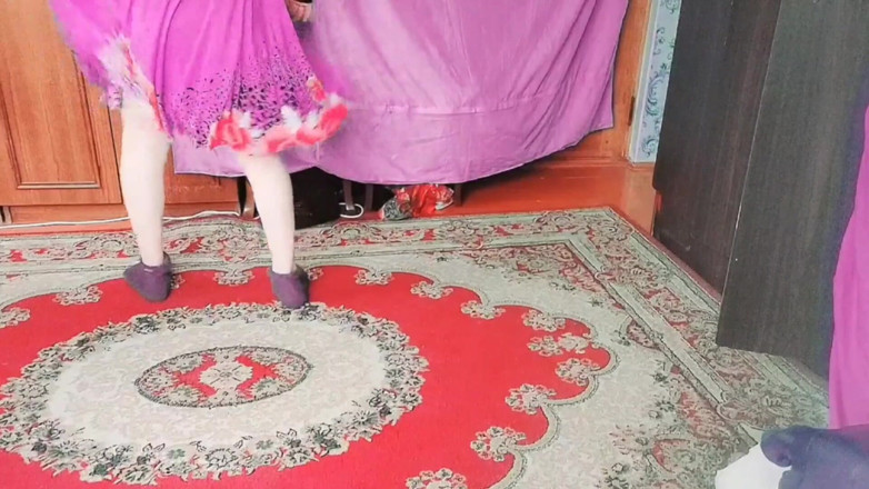 Kitty_Cross: Oszałamiająca trans dziewczyna trzymająca pastelowy parasol w parku