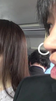 El autobús lleno de emoción. Marido cerca, esposa de falda ajustada siente una prensa audaz y la guía en silencio en un calor arriesgado. - Parte 3