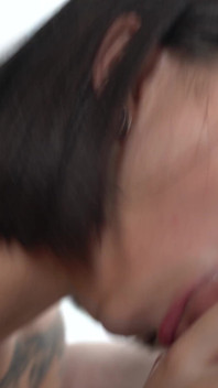 Kaya Finchs mund ist mit einem saftigen schwanz besetzt - Nigonika bester blowjob 2024.