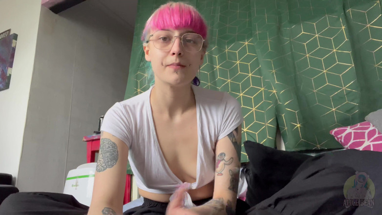 Alice Bean: Îmi eliberez corpul fetiș cu miros