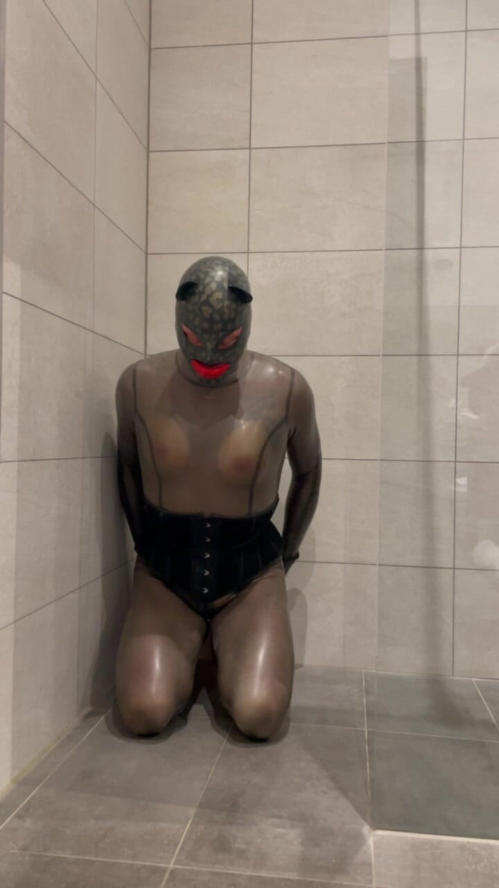 PervyLara: 橡胶娃娃黑色透明乳胶连衣裤在浴室