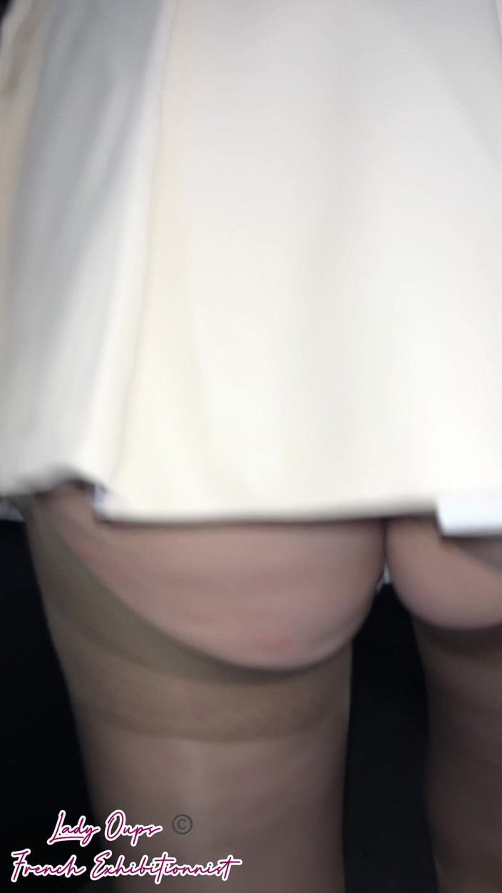 Lady Oups: Op afstand bedienbaar seksspeeltje onder een sexy leren minirok onderdanige...