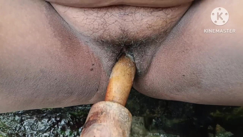 Nenika: Desi Bhabhi neukte haar poesje met een deegroller