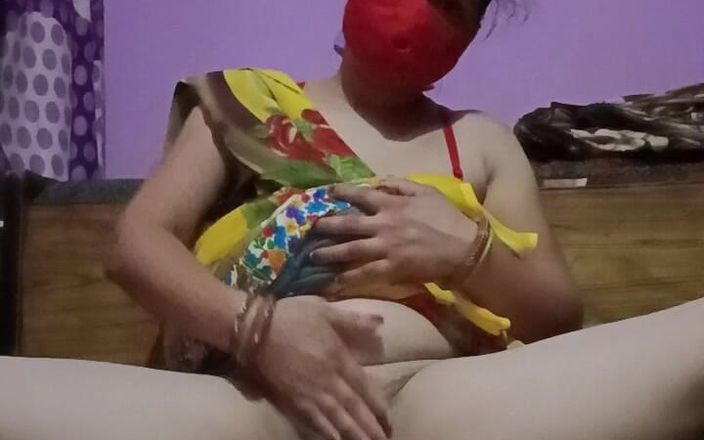 StepSiblingCaught: インドのおばさんが彼女のセクシーなピンクの猫を指で触れる