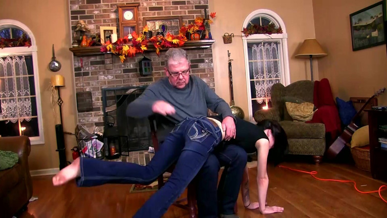Punished Brats Spanking: Espancada pelo papai