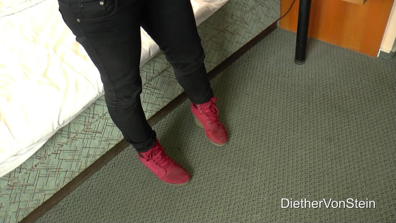 Diether Von Stein: スウィート・ニーナの最初のストリップ