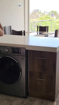 Sexy Laura šuká zaměstnance svého otce na různých místech, (komp