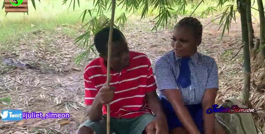 Julietsimeon: Julietsimeon la ragazza, fu scopata da un contadino nel cespuglio.