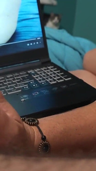 Bella si cewek sange yang lagi asik ngentot kontol sambil nonton film porno
