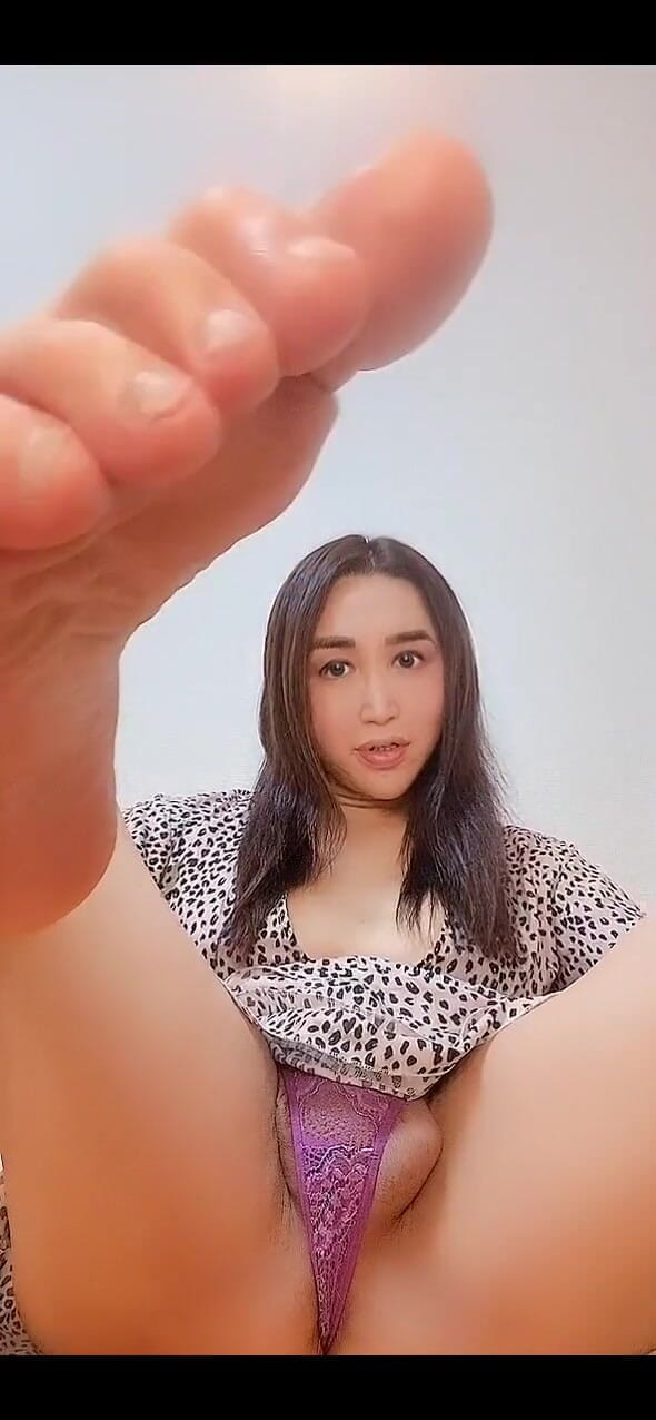 TS Shizuka: Feet Close up and Foot Licking