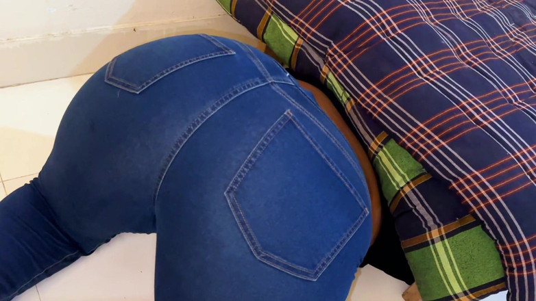 Aria Mia: Open grote borsten en enorme kont hete meid in strakke...