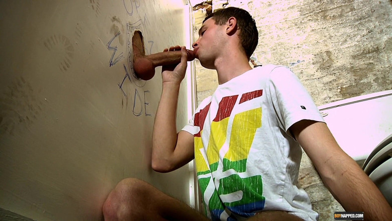 BoyNapped: Süßer twink bedient mystery schwanz