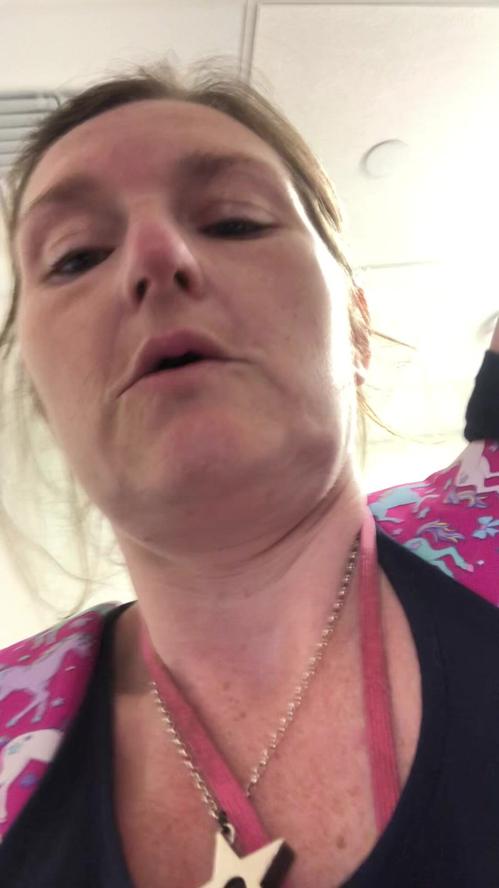 MistressWriggler: Tersekat Dalam Pakaian Sequin Seksi Semasa Mencuba Pakaian Di Las...