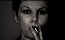 Lydia Privat: Userwishclip sigara içiyor