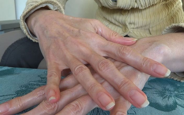 Lady Victoria Valente: Handen afrolen. Close-ups. Natuurlijke vingernagels in klassieke lengte