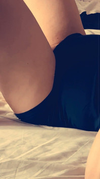 Hijastro cachondo comparte cama con madrastra, la folló por detrás como un toro y arruinó su coño mientras rebotaba grandes tetas