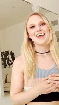 Blondie bierze ogromnego penisa