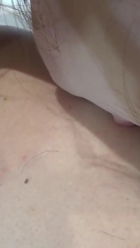 Una amateur ligeramente traviesa se enfrenta a una serie de desafíos atrevidos en una experiencia privada exclusiva