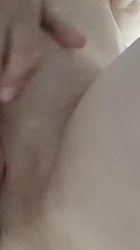 Mi siedo sulla sua faccia e la stuzzico con la mia figa senza lasciarmi leccare