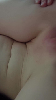 ドイツのFFFMで熟女と2人のティーンをファックした1人の幸運な男との本物の素人逆グループセックス4P
