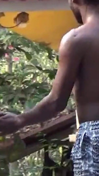 Meninggalkan air kencing di kolam renang