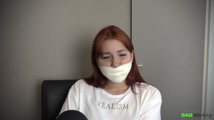 Gag Attack: Red foxy - microfoam tape imbavagliato