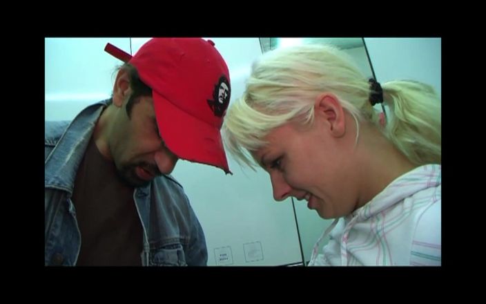 Cinema X: Blonda ia două șarjă de spermă într-o toaletă