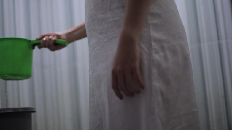 deafheaven666: 透明な白いサテンドレスを着たセクシーな妻が入浴