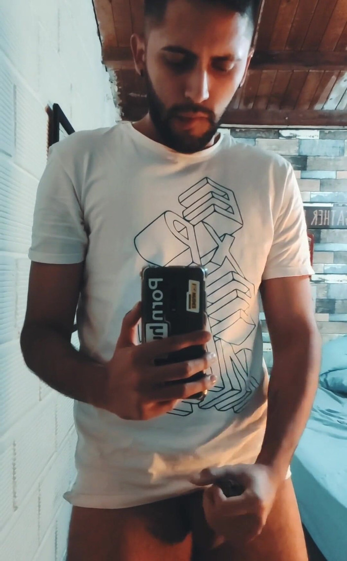 Camilo Brown: Ngocok kontol besarku yang belum disunat di depan cermin dan...