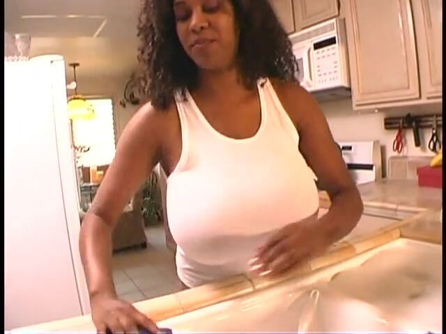 Estelle and Friends: Chaka titties के पास वास्तव में अच्छे स्तन हैं