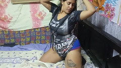 Britanly-Brow: Femeie latino care interpretează cântecul indian arată mișcarea sexy și futută...