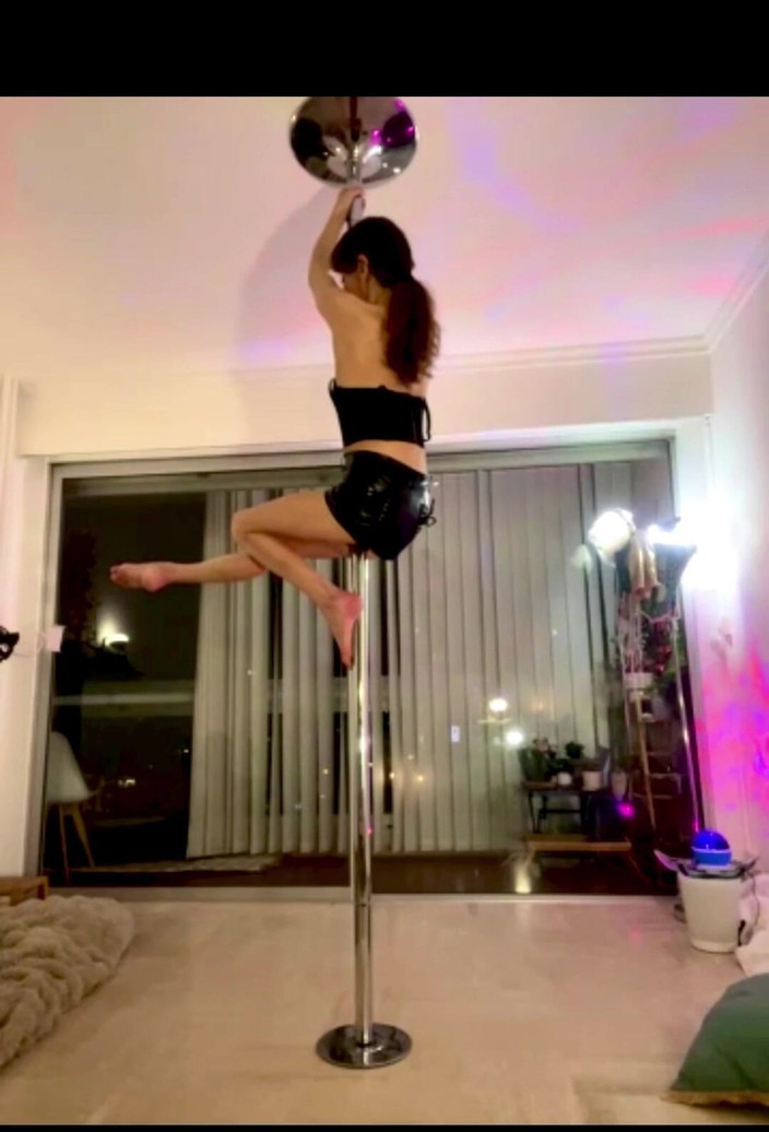 Chris06d72: Dansatoare goală