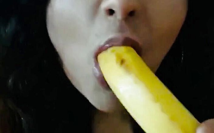 Miss Madiis Homemade Clips: Halsfick mit bananen-blowjob